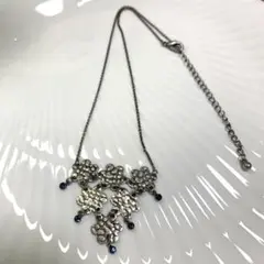 花モチーフのシルバー色ビンテージネックレス