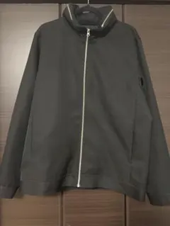 黒のフード付きジャケット