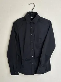 黒の長袖ボタンシャツ