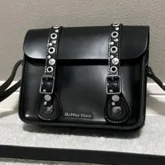 ドクターマーチン［サッチェル］7インチ　ショルダーバッグ　スタッズ　ブラックのサムネイル