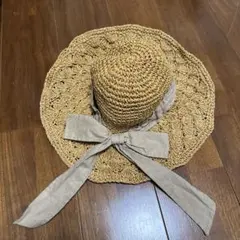 リボン付きベージュ麦わら帽子