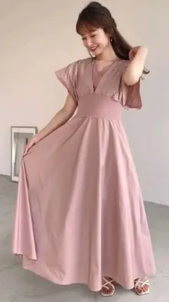 エレガントなピンクのロングワンピース