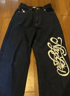 ハローキティ刺繍ダークデニムパンツ
