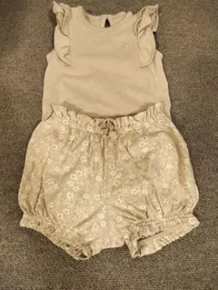 gap ベージュ フリルロンパースとショートパンツセット18-24ヶ月