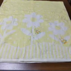 ホールマーク　花模様と蜂さんのワッペンの刺繍 バスタオル 淡いイエロー１枚のサムネイル