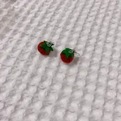 トマトのピアス。ハンドメイド　赤　フェルト　フックピアス　揺れる　プレゼント