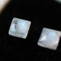 スクエア型・レインボームーンストーンのスタッドピアス（サージカルステンレス）