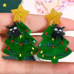 クリスマスツリーと黒猫ピアス　カジュアル　エレガント　個性的　ポップ　アクリル