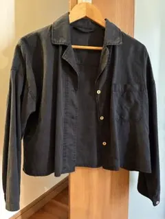 黒のカジュアル長袖シャツ