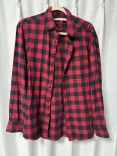 赤と黒のチェック柄長袖シャツ