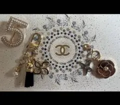 CHANEL　ノベルティ　2025年ホリデーチャーム　　キーホルダー　ブローチ