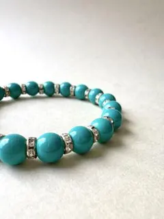 ターコイズブルーの輝きとストーンのきらめきブレスレット
