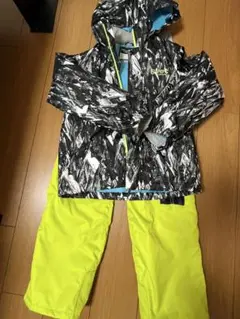 子供用スキーウェア 黒と黄色の迷彩