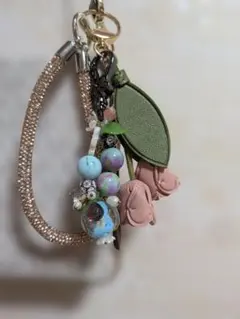 ビーズと花モチーフのストラップ