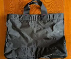 黒のナイロン製トートバッグ
