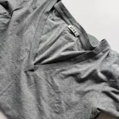 ACNE グレー Vネック Tシャツのサムネイル