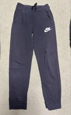 Nike 黒ロゴ入り スリムフィットパンツ　スウェット