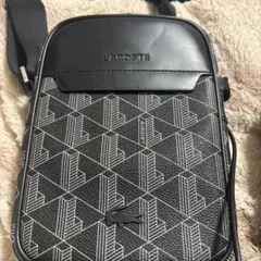 LACOSTE モノグラム バーティカル ショルダーバッグ 黒