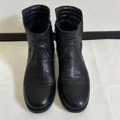 ブラックレザーのジッパーブーツ