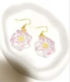 【レジン　ハンドメイドピアス】フラワーモチーフのピアス　ピンク クリアカラー