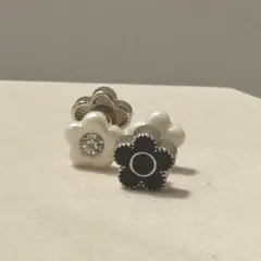 MARY QUANTパールデイジーデュオ ピアス（ゴールド・ブラック）