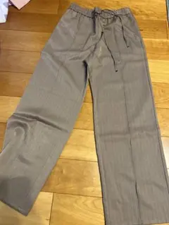 ベージュパンツ