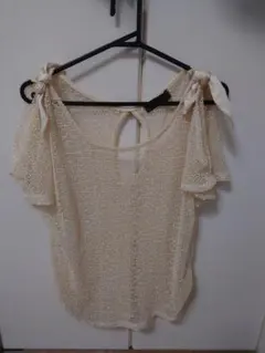 セシルマクビー 肩リボントップス