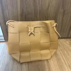 ベージュ 編み込みデザイン ショルダーバッグ