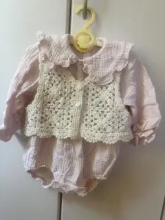 薄いピンクのレース付きロンパース