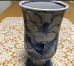 青い花模様の陶器製湯飲み