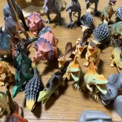 恐竜フィギュアセット 約40体　岩場、木付き
