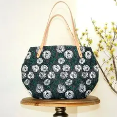 2つの柄が楽しめてA4が入る『丸みを帯びた肩掛けトートバッグ』ミナペルホネン