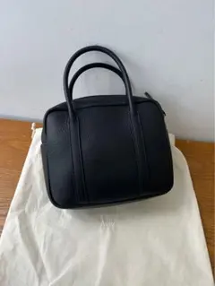 黒いレザーハンドバッグ