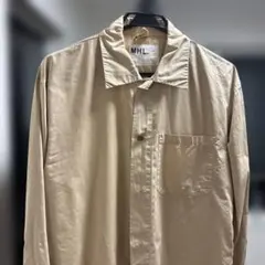 近年MHLエムエイチエル コンパクトコットンポプリンシャツ カーキⅠ 