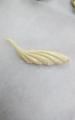 天然素材　ブローチ