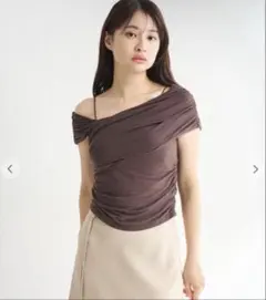 【新品未使用】 COCODEAL アシメギャザーカットソー ブラウンのサムネイル