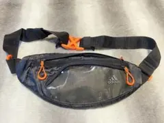adidas ボディバッグ CV6371 ブラック/オレンジ
