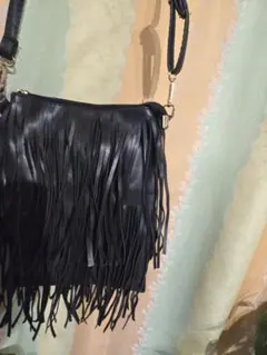 値下げフリンジ付き黒フェイクレザーショルダーバッグ