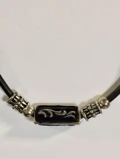 三角形　立体的なデザイン　ペンダント　ネックレス　新品　400