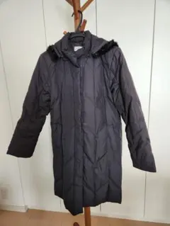 黒色フード付きダウンコート