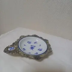 ヴィンテージ青い花柄皿と金属フレーム　アンティーク雑貨