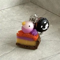 ハロウィンケーキとモモイロインコ キーホルダー