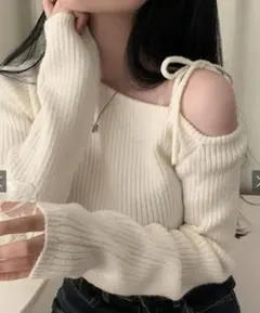 ホワイトリブ編みオフショルダーセーター ニット