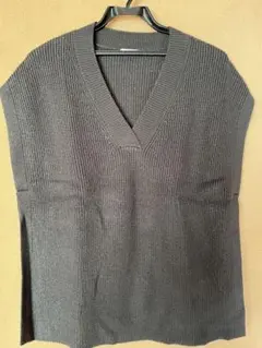 GU ダークグレー Vネック ニットベストMサイズ