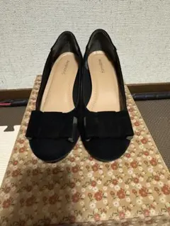 リボン付き黒スエード風ウェッジヒール