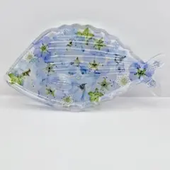 お魚さん　青いお花たっぷりのトレー　固まるハーバリウムのサムネイル