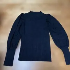 黒いリブ編みハイネックニット