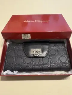 Salvatore Ferragamo ブラック長財布 未使用品　 箱付きのサムネイル