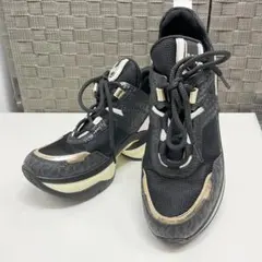 ブラック スニーカー