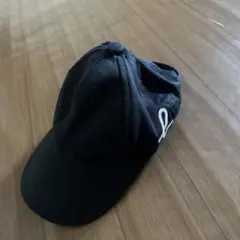 黒の刺繍ロゴ付きキャップ　アニエスベー